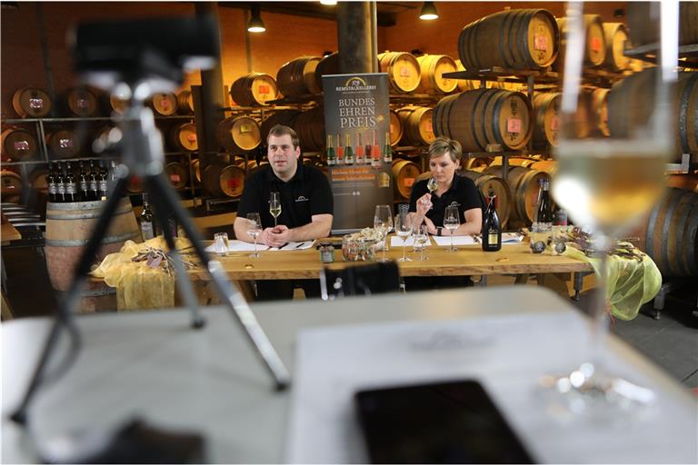 Remstalkellerei-Geschäftsführer Peter Jung und Helen Schmalzried, Chefin der Direktvermarktung, im Holzfasskeller in Beutelsbach. Foto: A. Palmizi