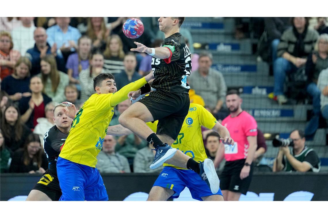 WM im Blick: Handballer gewinnen gegen Brasilien Renars Uscins belebte das deutsche Spiel.