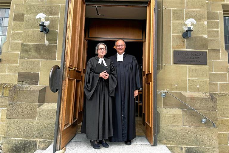 Renate Dinda zusammen mit Dekan Rainer Köpf beim Abschiedsgottesdienst. Die Pfarrerin verlässt Auenwald und zieht im Ruhestand nach Thüringen. Foto: privat