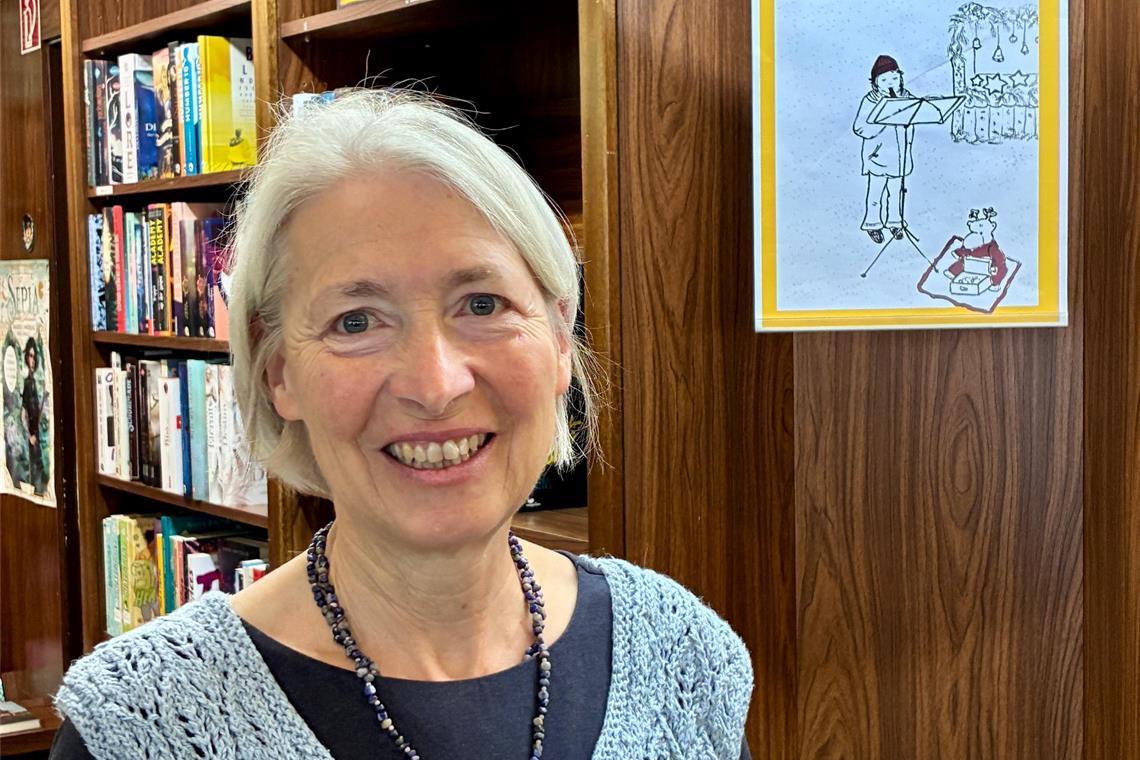 Renate Kemmler mit ihrem Buch „Michaela, die Straßenmusikantin“.  Foto: privat 