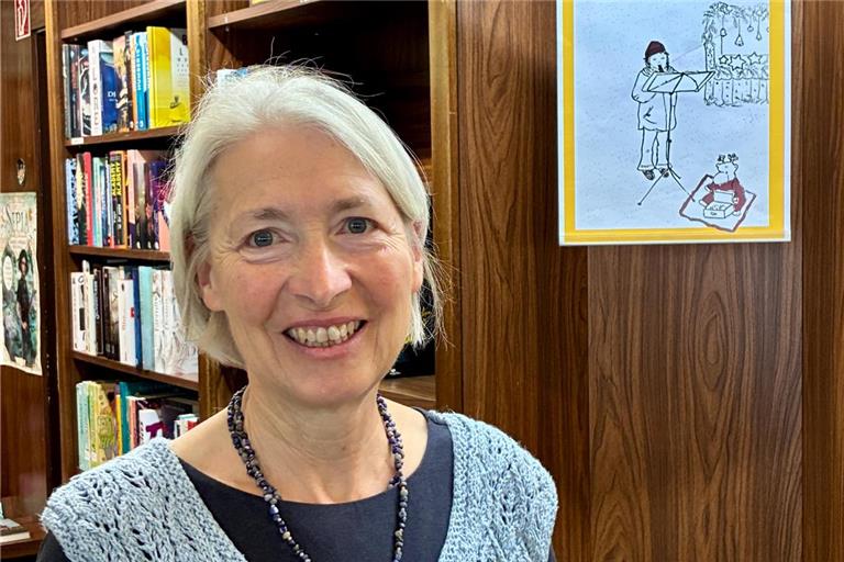 Renate Kemmler mit ihrem Buch „Michaela, die Straßenmusikantin“.  Foto: privat 