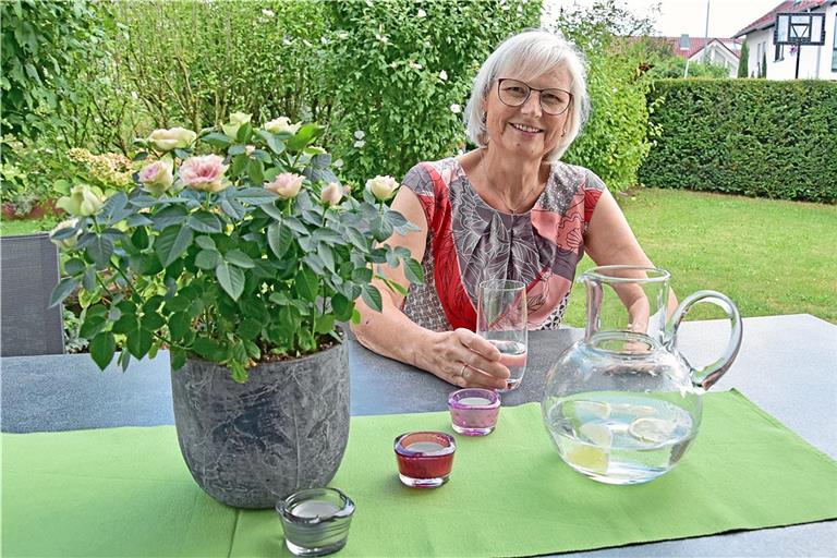 Renate Leonhardt kann wieder lachen und sich über Kleinigkeiten freuen. Foto: Tobias Sellmaier