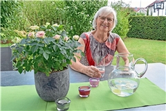 Renate Leonhardt kann wieder lachen und sich über Kleinigkeiten freuen. Foto: Tobias Sellmaier