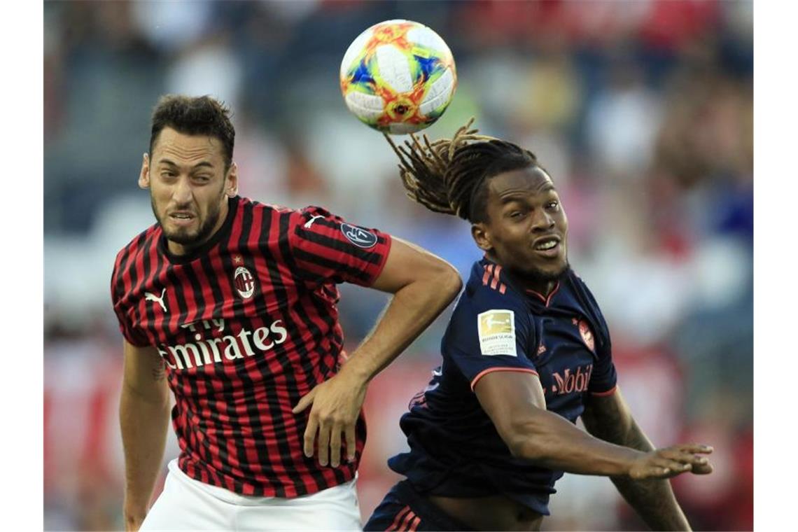 Renato Sanches (r) vom FC Bayern München im Kopfballduell gegen Mailands Hakan Calhanoglu. Foto: Orlin Wagner/AP