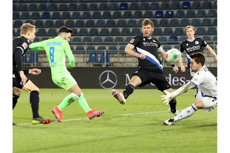 Renato Steffen (2.vl) war Wolfsburgs Matchwinner in Bielefeld. Foto: Friso Gentsch/dpa