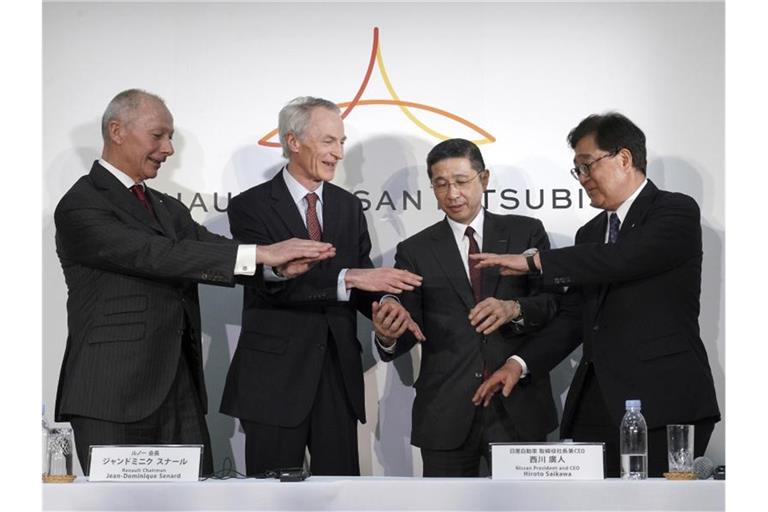 Renault CEO Thierry Bollore (l-r), Renault Chairman Jean-Dominique Senard, Nissan CEO Hiroto Saikawa und Mitsubishi Motors Chairman und CEO Osamu Masuko nach ihrer gemeinsamen Pressekonferenz in der Nissan-Zentrale. Foto: Eugene Hoshiko/AP/dpa