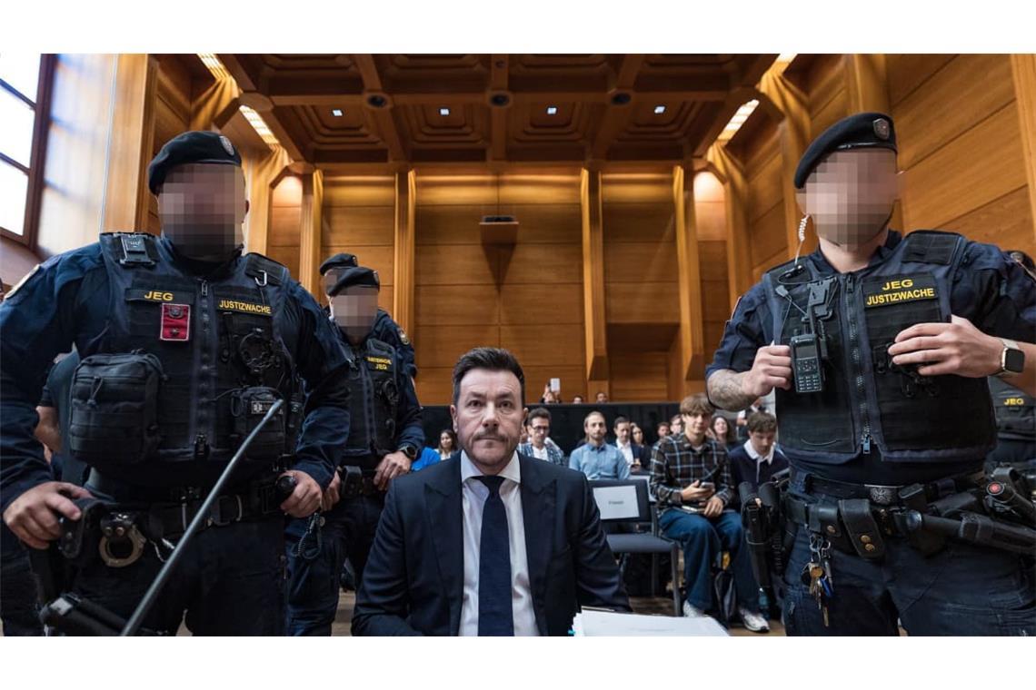 René Benko bekommt eine Fußfessel: Der Angeklagte Rene Benko, Gründer des Immobilien- und Handelsimperiums Signa, sitzt während der Wiederaufnahme des Prozesses gegen ihn wegen des Vorwurfs der betrügerischen Insolvenz im Zusammenhang mit einer Mietvorauszahlung im Landesgericht in Innsbruck.