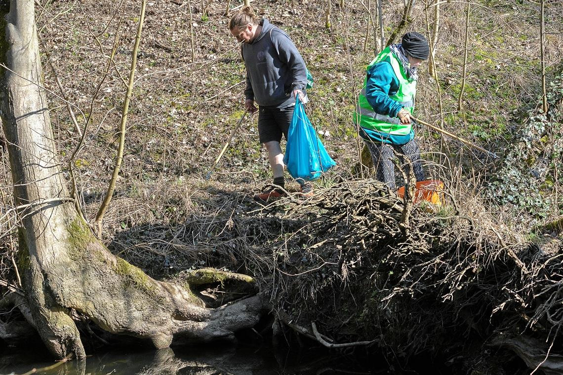 Haufenweise Müll im Biotop René Feinauer und Tanja Seid räumen den Müll an der Weissach zwischen der Alten Spinnerei und dem Marienheim weg.