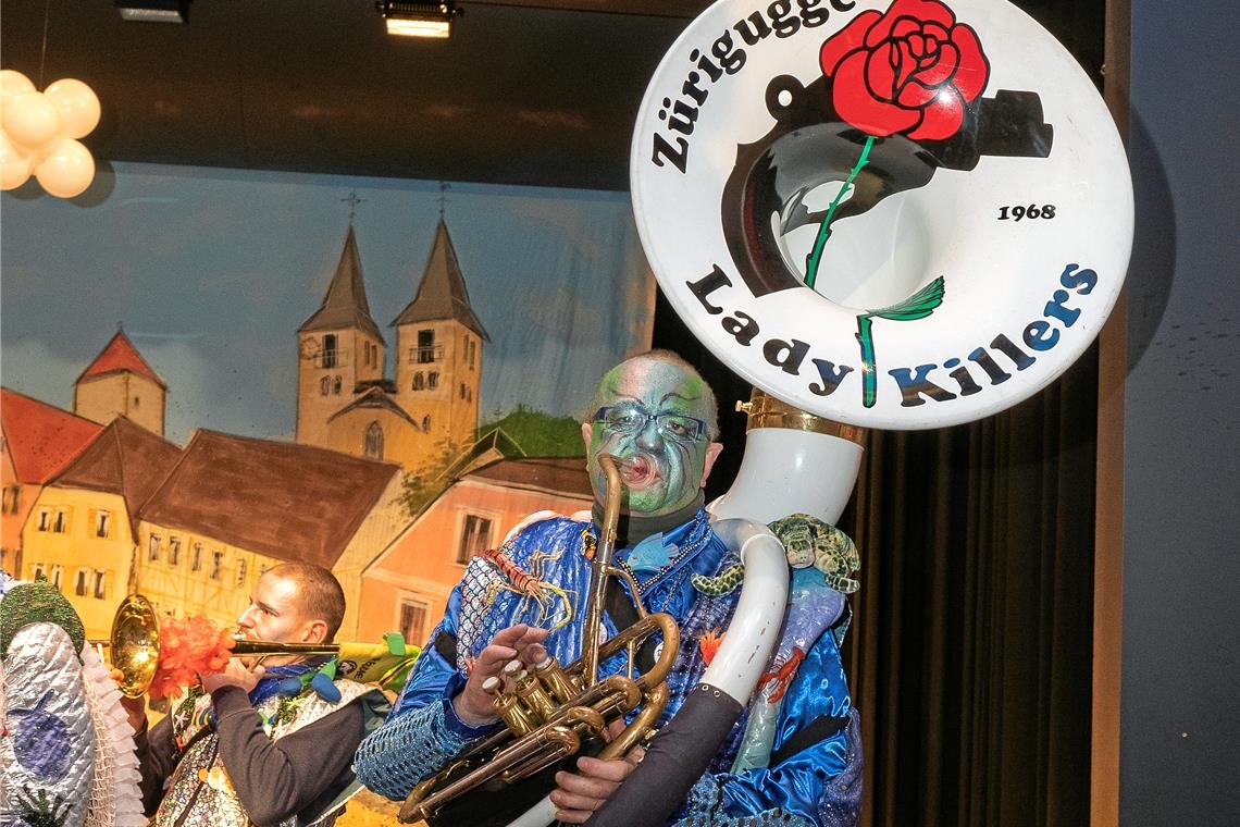 Hutzelmännlein treffen Gardemädchen ... René Quiblier von den Ladykillers.