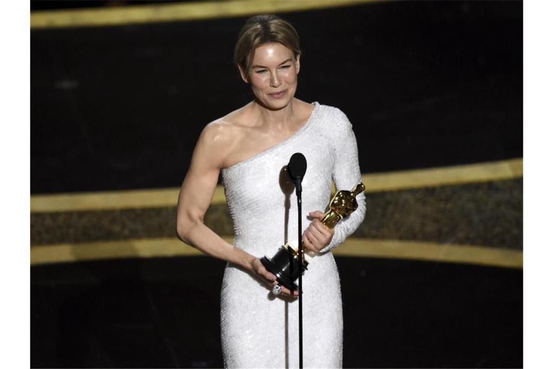 Renée Zellweger hält ihren Oscar fest in der Hand. Foto: Chris Pizzello/Invision/AP/dpa