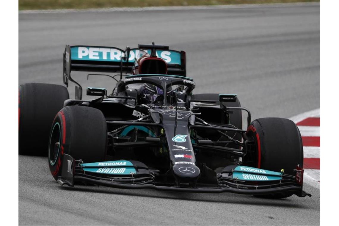 Rennpilot Lewis Hamilton hat im vierten Rennen der Saison seinen dritten Sieg eingefahren. Foto: Joan Monfort/AP/dpa