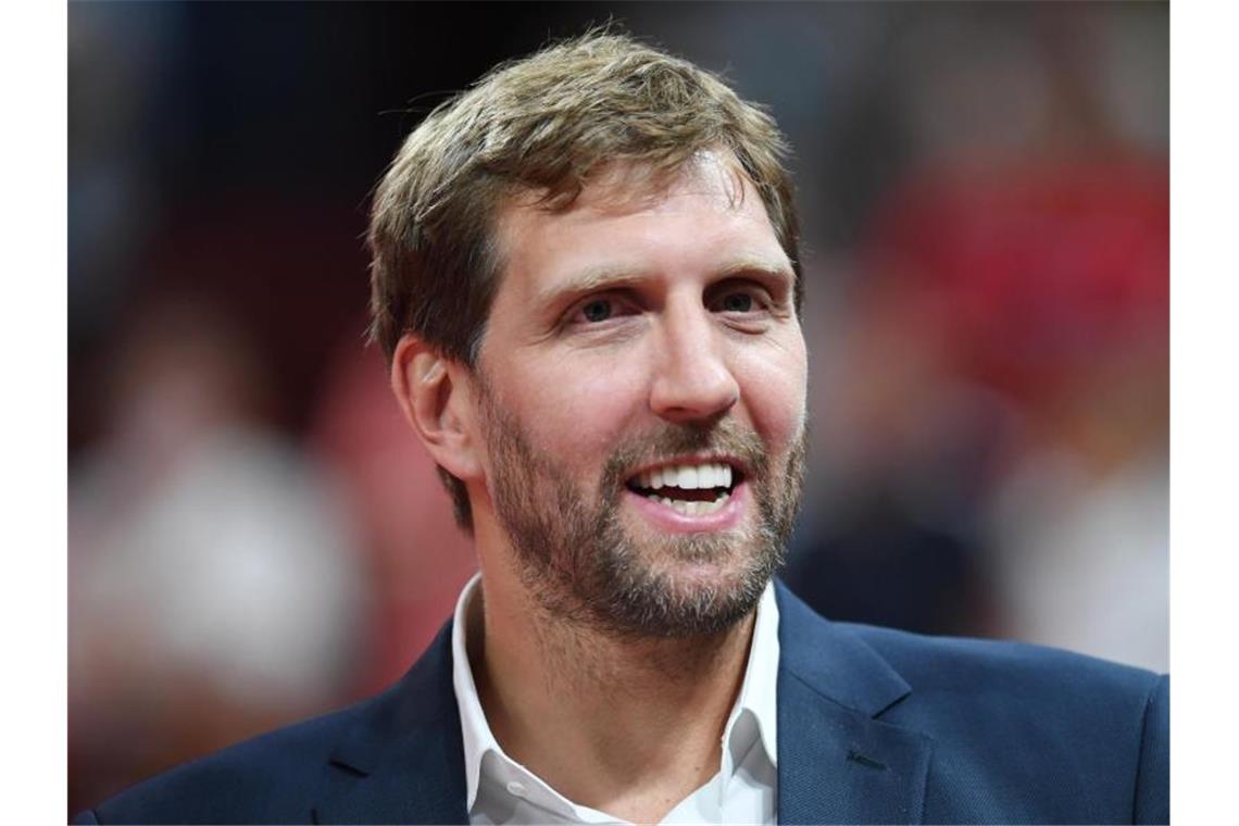 Hummels, Nowitzki und der Zeitvertreib in der Corona-Krise Rennt andauernd seinen Kids hinterher: Basketball-Ikone Dirk Nowitzki. Foto: Swen Pförtner/dpa