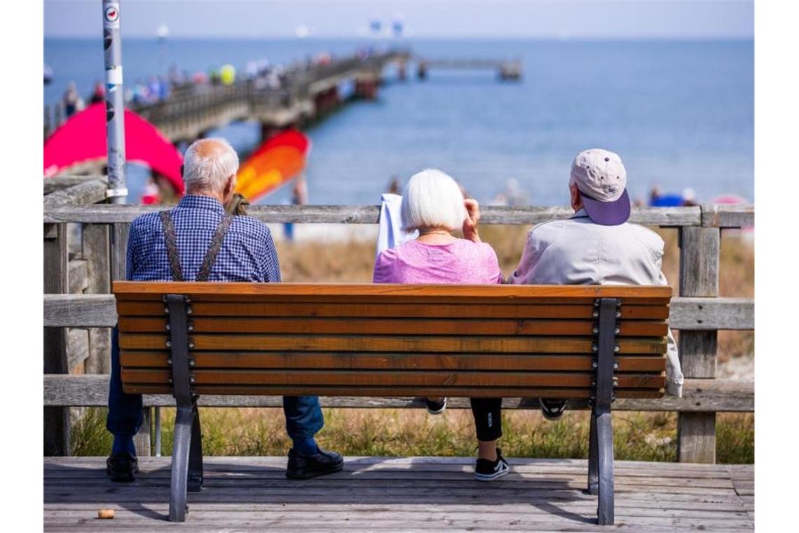 Rentenversicherung erwartet „ordentliches Plus“ in 2022 Rentner in Deutschland erwartet im kommenden Jahr eine „ordentliche“ Erhöhung ihrer Bezüge. Foto: Jens Büttner/dpa-Zentralbild/dpa