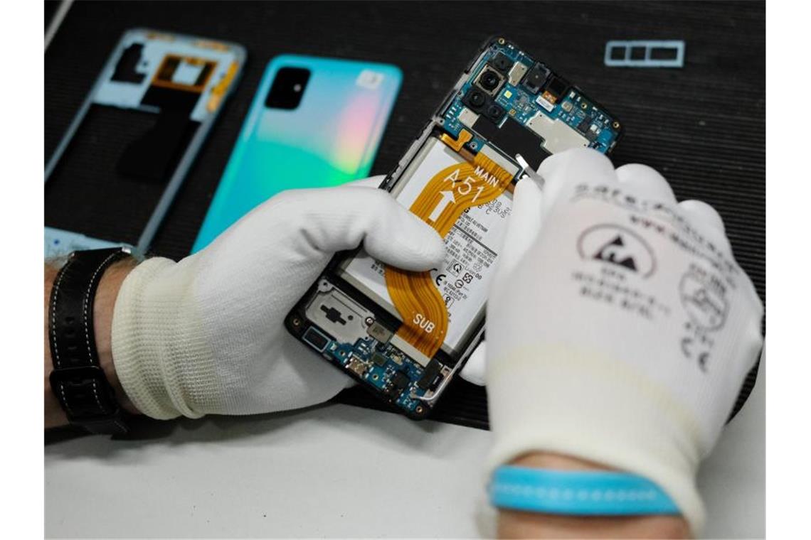 Verbraucherschützer wollen schnelles Recht auf Reparatur Reparatur eines Mobiltelefones in der Werkstatt der Komsa AG. Verbraucherschützer fordern die Bundesregierung dazu auf, das geplante Recht auf Reparatur bis Mitte März auf den Weg zu bringen. Foto: Sebastian Willnow/dpa-Zentralbild/dpa