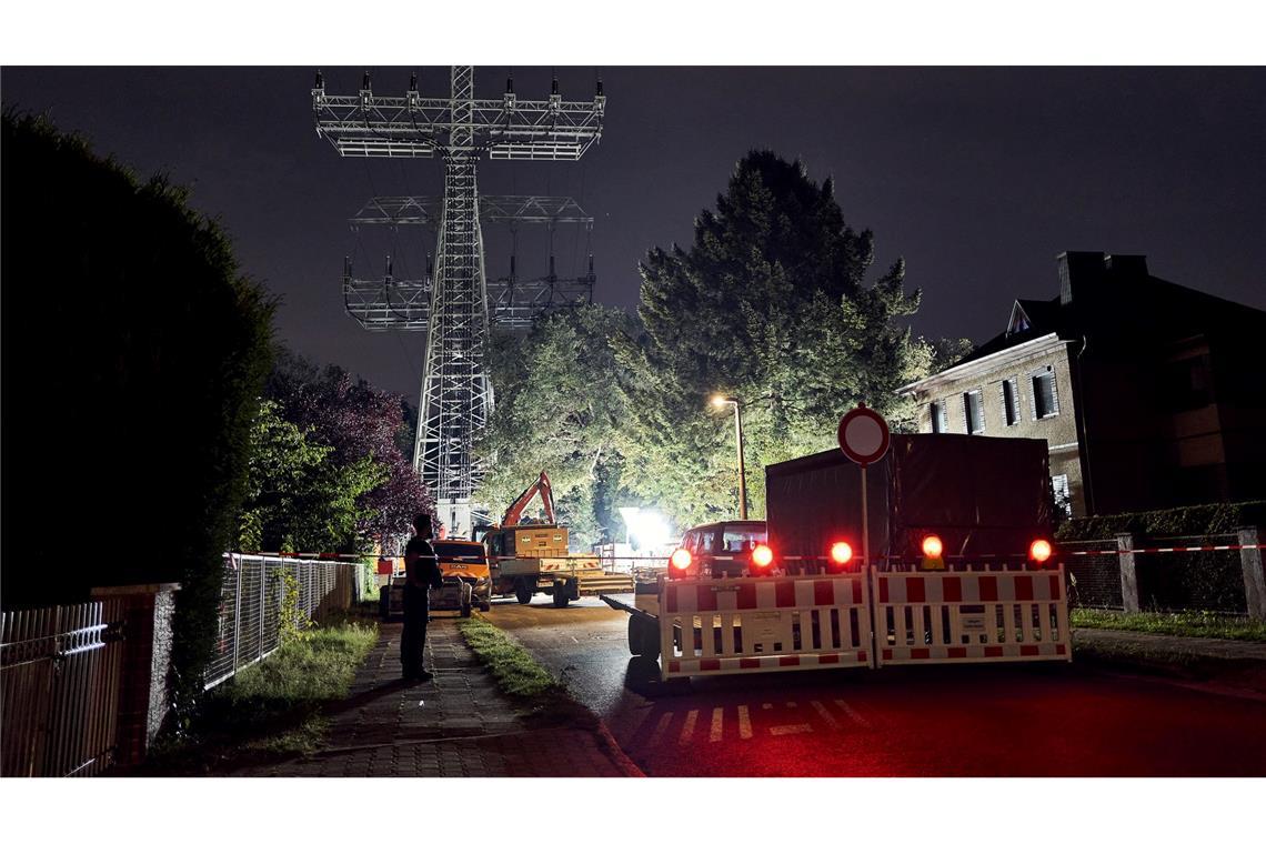 Verfassungsschutz: Bahn im Fokus von Linksextremisten Reparaturarbeiten in Berlin an einem beschädigten Strommast. (Archivbild)