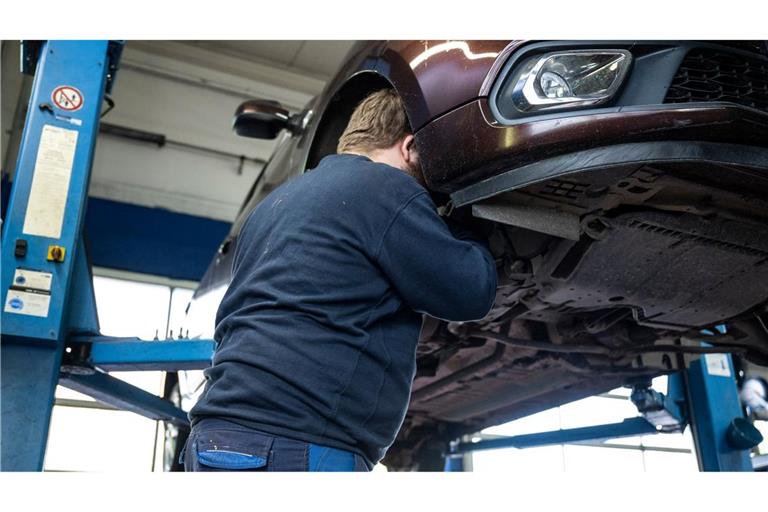Reparaturen und Wartungen von Autos sind in den vergangenen Jahren deutlich teurer geworden. (Archivbild)