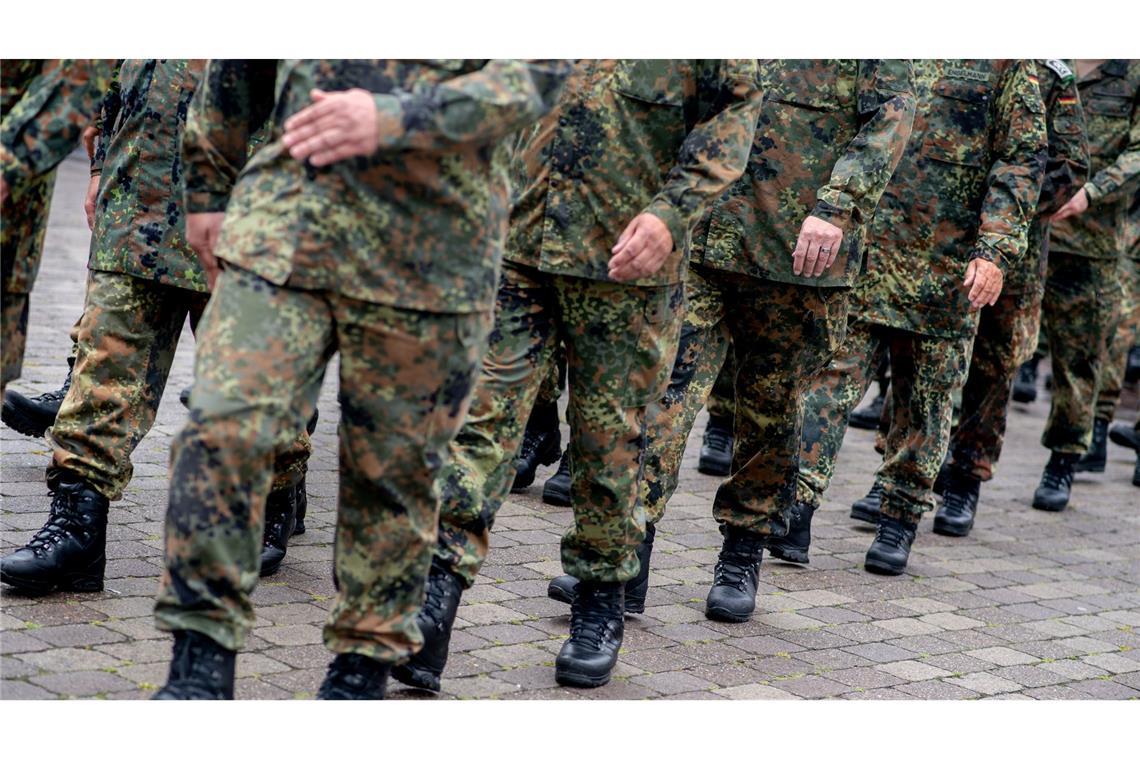 Reservisten der Bundeswehr marschieren.