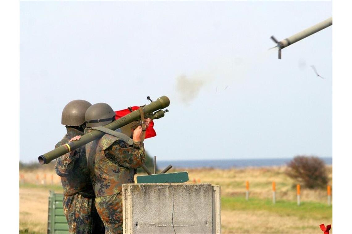Deutschland liefert weitere Waffen an Ukraine Reservisten der Bundeswehr üben mit der Fliegerfaust „Strela“. Deutschland wird weitere Waffen an die Ukraine liefern. Foto: Bundeswehr/Michael Mandt/dpa