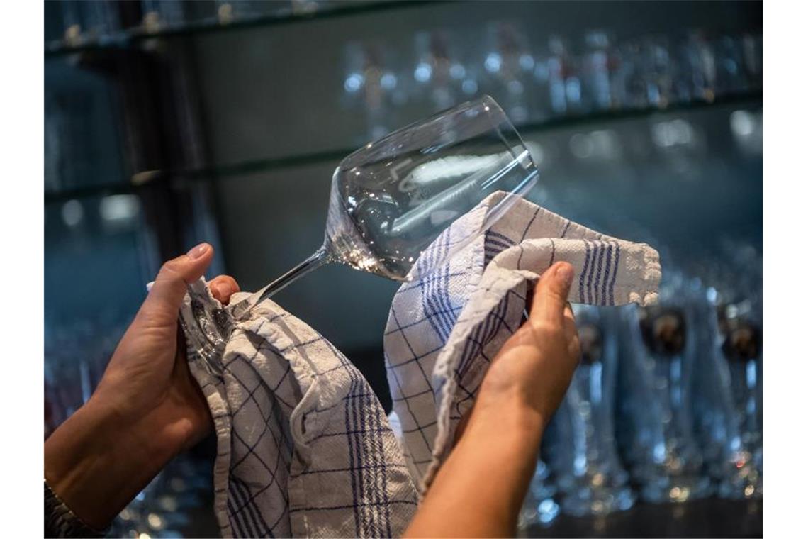 Inhaber und Gäste eines Restaurants mit Corona infiziert Restaurantbesuche sind in weiten Teilen Deutschlands wieder möglich. Foto: Sina Schuldt/dpa