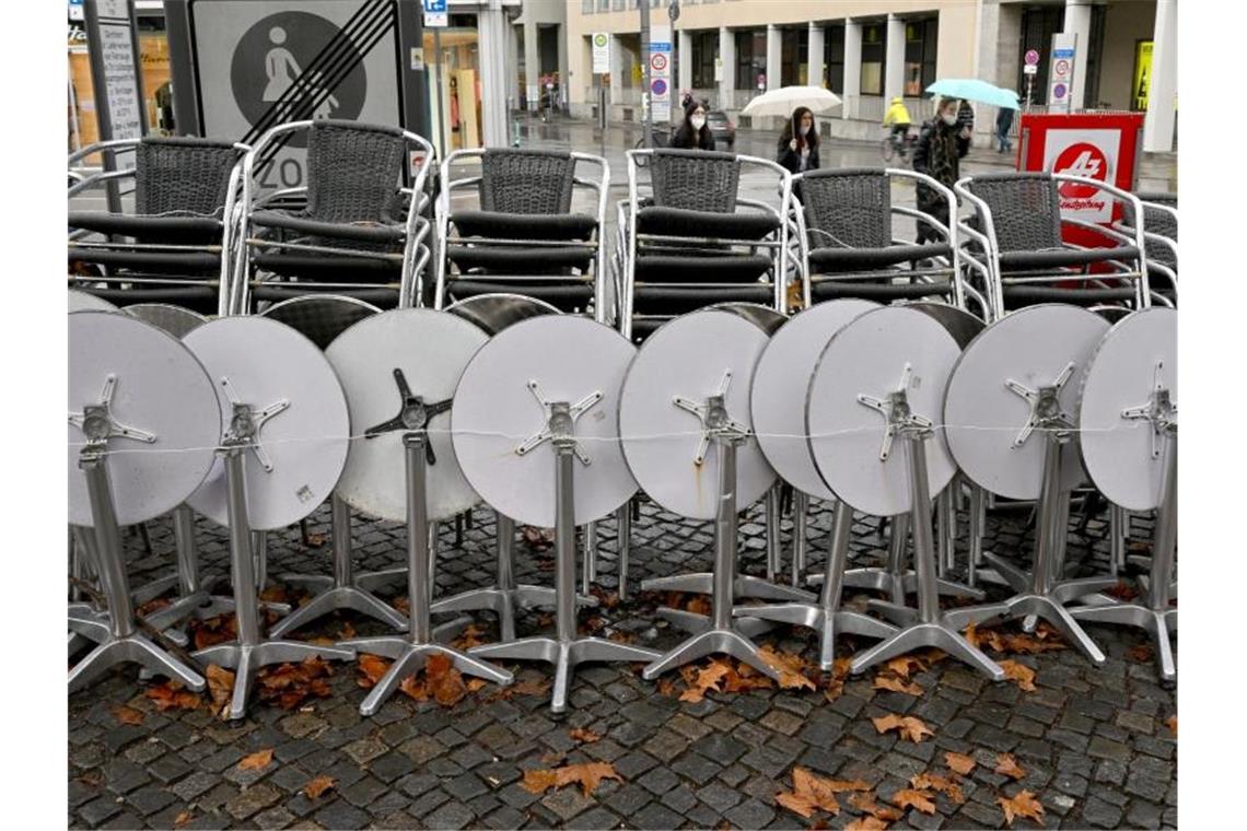 Gastro-Branche meldet hohe Umsatzrückgänge im Dezember Restaurants, Bars, Clubs und Hotels melden für den Dezember hohe Umsatzeinbußen im Vergleich zur Vor-Corona-Zeit. Foto: Peter Kneffel/dpa