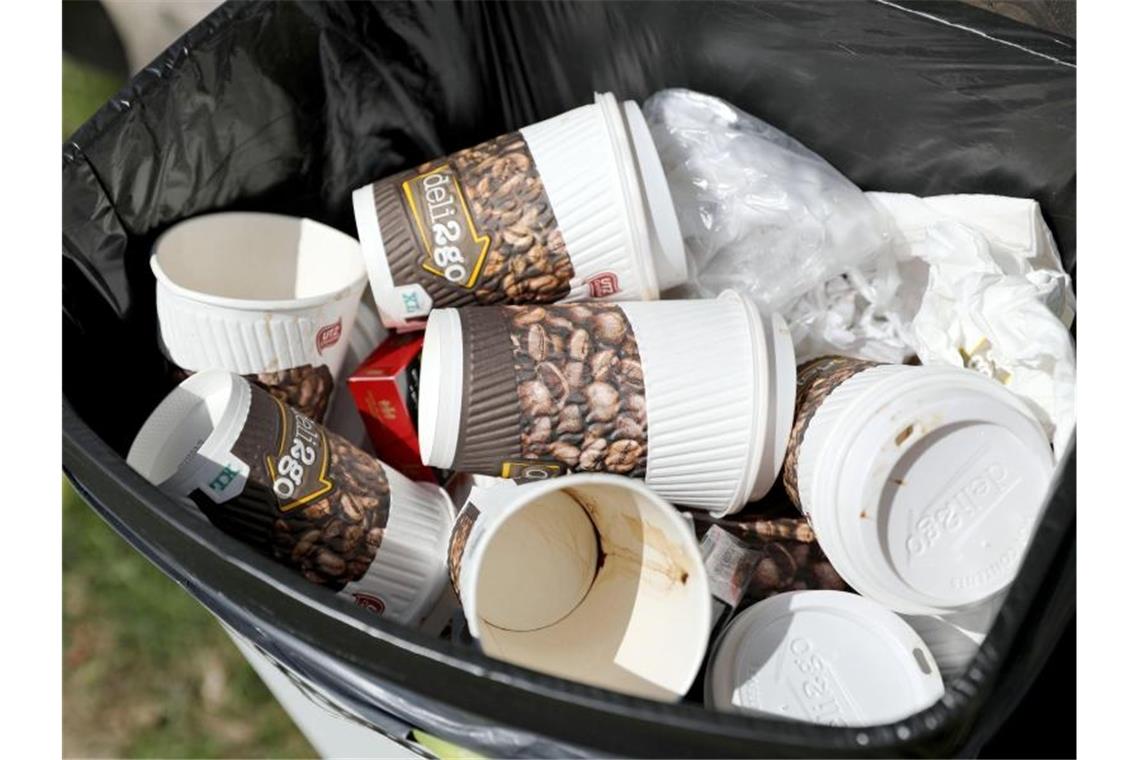 Restaurants, Bistros und Cafés sollen künftig dazu verpflichtet werden, auch Mehrwegbehälter für ihre To-Go-Produkte anzubieten. Foto: Jan Woitas/zb/dpa