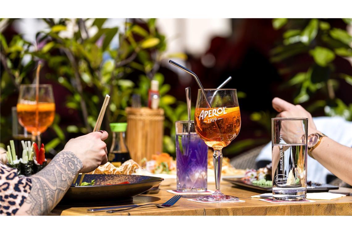 Restaurants und Cafés bekommen die Sparsamkeit auch stark zu spüren.