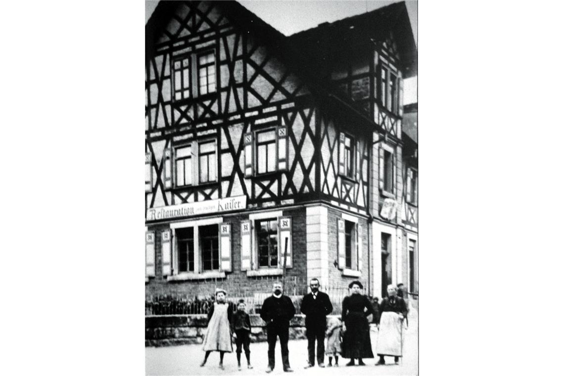 „Das braune Haus mit dem roten Dächle“ Restauration zum Deutschen Kaiser um 1900.