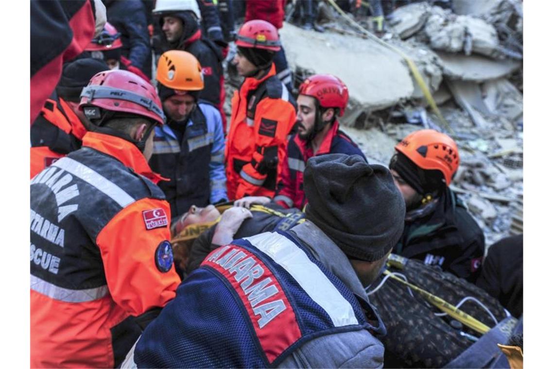 Über 40 Tote nach Erdbeben in Osttürkei Retter bergen eine Verschüttete aus den Trümmern. Foto: -/IHA/AP/dpa