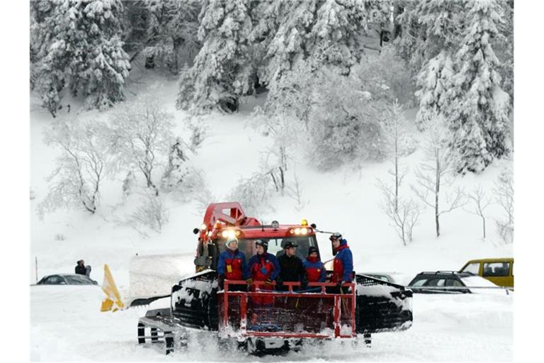 Retter der Bergwacht fahren am 30.01.2015 am Feldberg im Schwarzwald zu einer Unfallstelle. Foto: Patrick Seeger/dpa/Archivbild