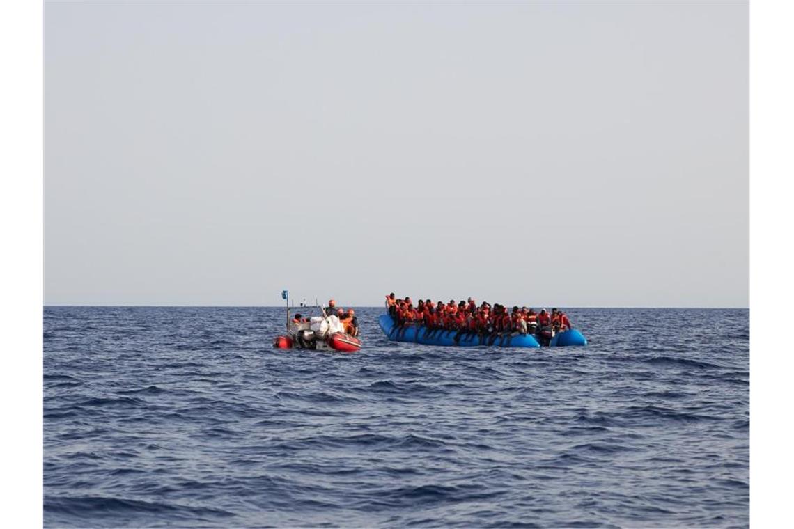 Retter erreichen das voll besetzte Schlauchboot. Foto: Fabian Heinz/Sea-Eye