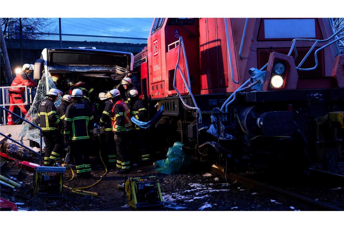 Ein Toter und mehrere Verletzte im Bus bei Unfall in Hamburg