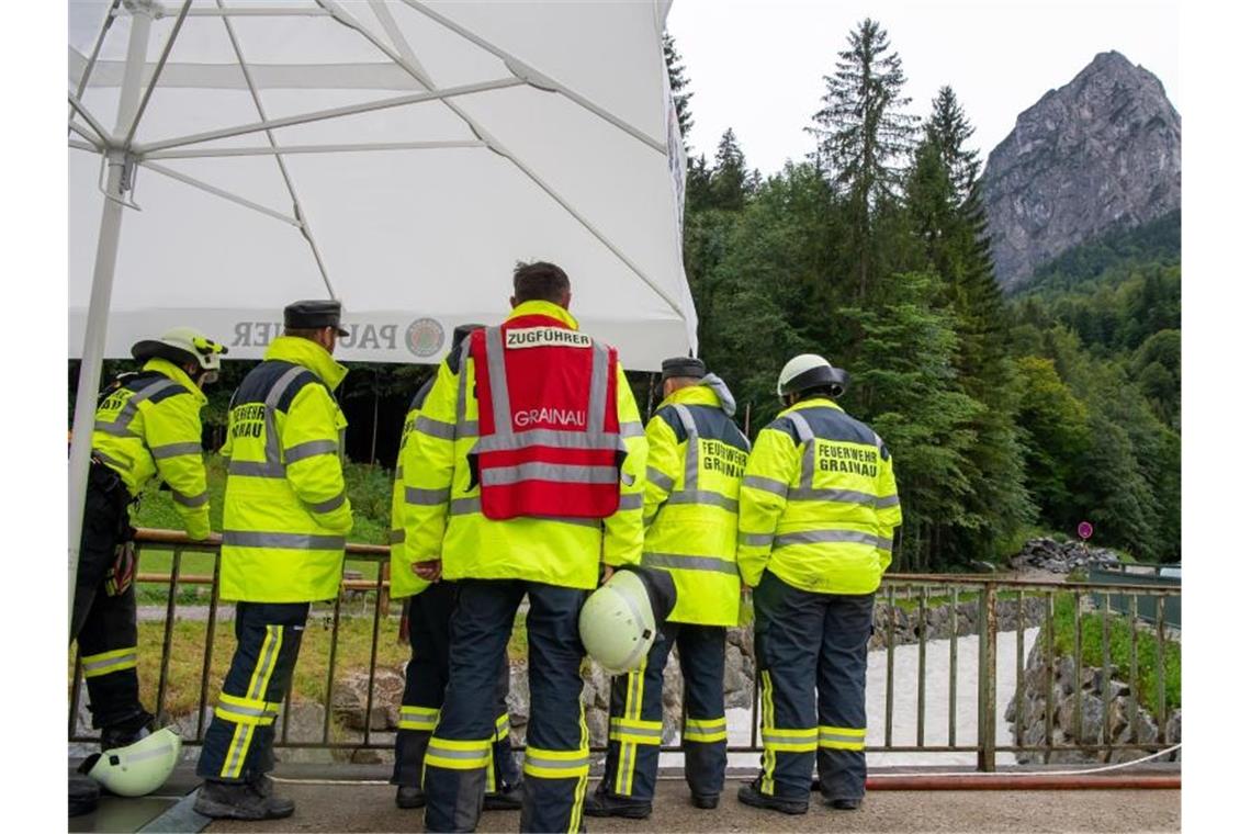 Frau stirbt bei Flutwelle in Höllentalklamm Retter stehen nach der Flutwelle in der Höllentalklamm bereit, um im Notfall Opfer aus dem Fluss Hammersbach zu bergen. Foto: Peter Kneffel/dpa