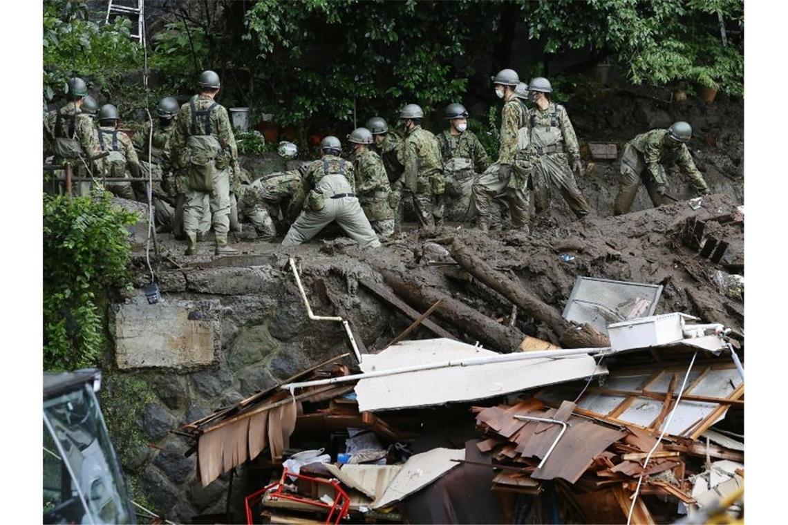 Retter suchen weiter nach Opfern in Atami. Foto: Uncredited/Kyodo News via AP/dpa