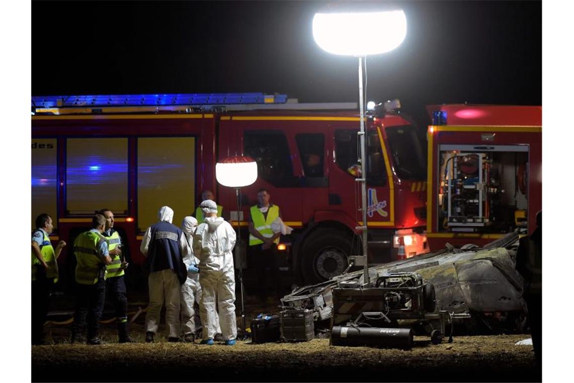 Retter und Feuerwehrleute an der Unfallstelle auf der Autobahn A7 bei Valence. Foto: Olivier Chassignole/AFP/dpa