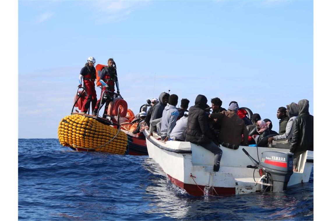Retter von der „Ocean Viking“ nähern sich vor Libyen einem Boot in Seenot mit 30 Menschen an Bord. Foto: Hannah Wallace Bowman/MSF/AP/dpa