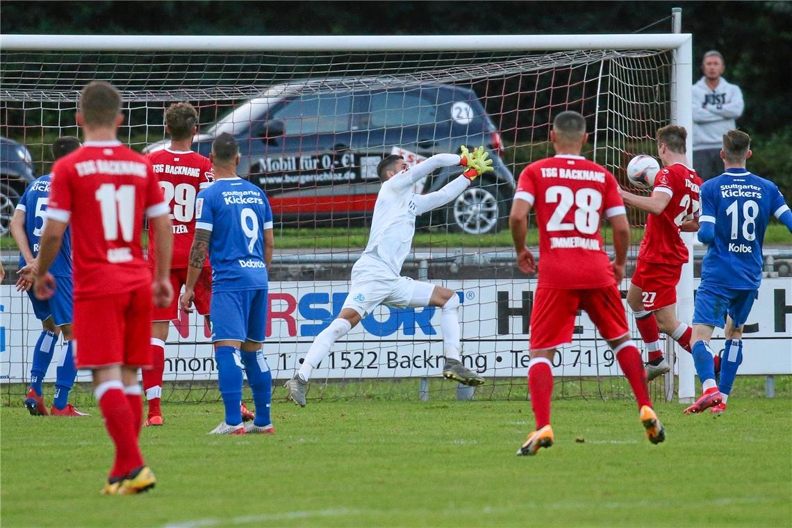 Ein gerechtes 3:3 in einer klasse Partie Rettete Backnang in letzter Minute einen Punkt: Loris Maier. Unverdient war der TSG-Teilerfolg gegen die Stuttgarter Kickers aber nicht. Foto: A. Becher