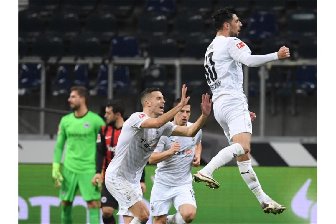 Rettete Gladbach im Alleingang einen Punkt in Frankfurt: Lars Stindl (r). Foto: Arne Dedert/dpa