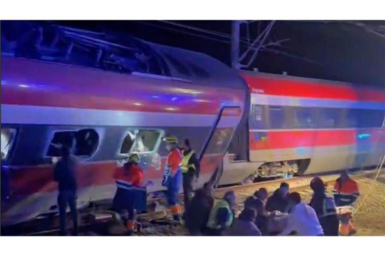 Retttungsarbeiten nach der Bahnkatastrophe in Andalusien.