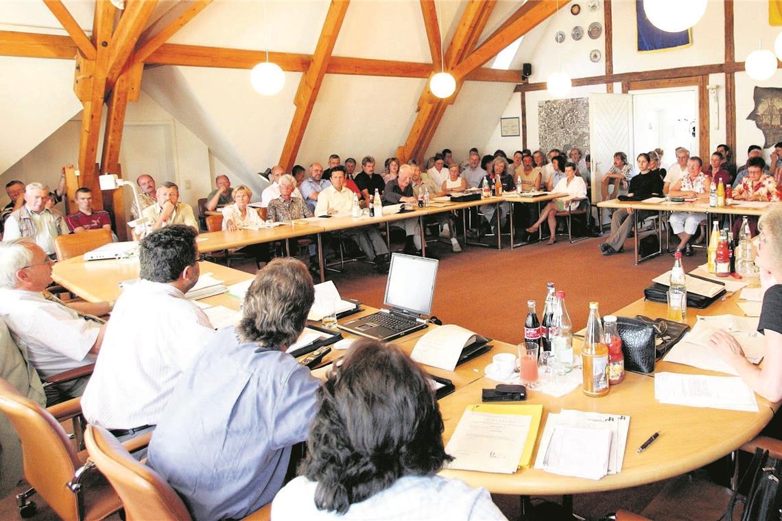 Rettung für Rombold? Diese Frage diskutierte der Weissacher Gemeinderat Ende Juli 2004. Dutzende von Betriebsangehörigen drängten sich als Zuhörer im Sitzungssaal des Rathauses. Archivfoto E. Layher