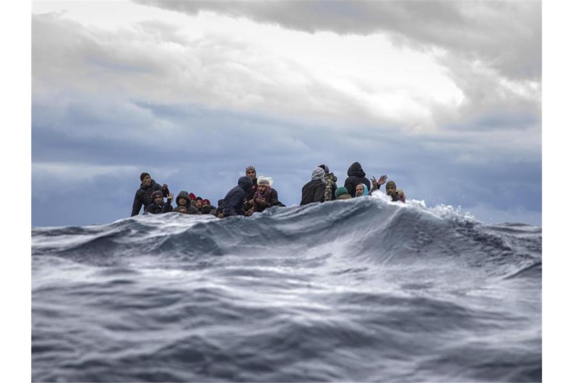 Rettung in letzter Sekunde: Männer aus Marokko und Bangladesch sitzen in einem überfüllten Holzboot vor der libyschen Küste, als sich ihnen Hilfsarbeiter der spanischen Hilfsorganisation „Open Arms“ nähern. Foto: Santi Palacios/AP/dpa