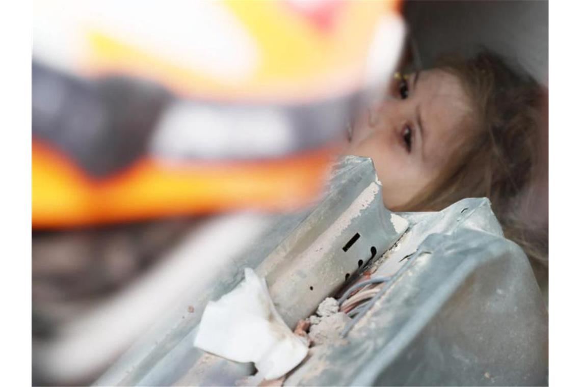 Rettung nach 91 Stunden: In Izmir ist ein kleines Mädchen aus den Trümmern geborgen worden. Foto: Uncredited/AFAD/AP/dpa