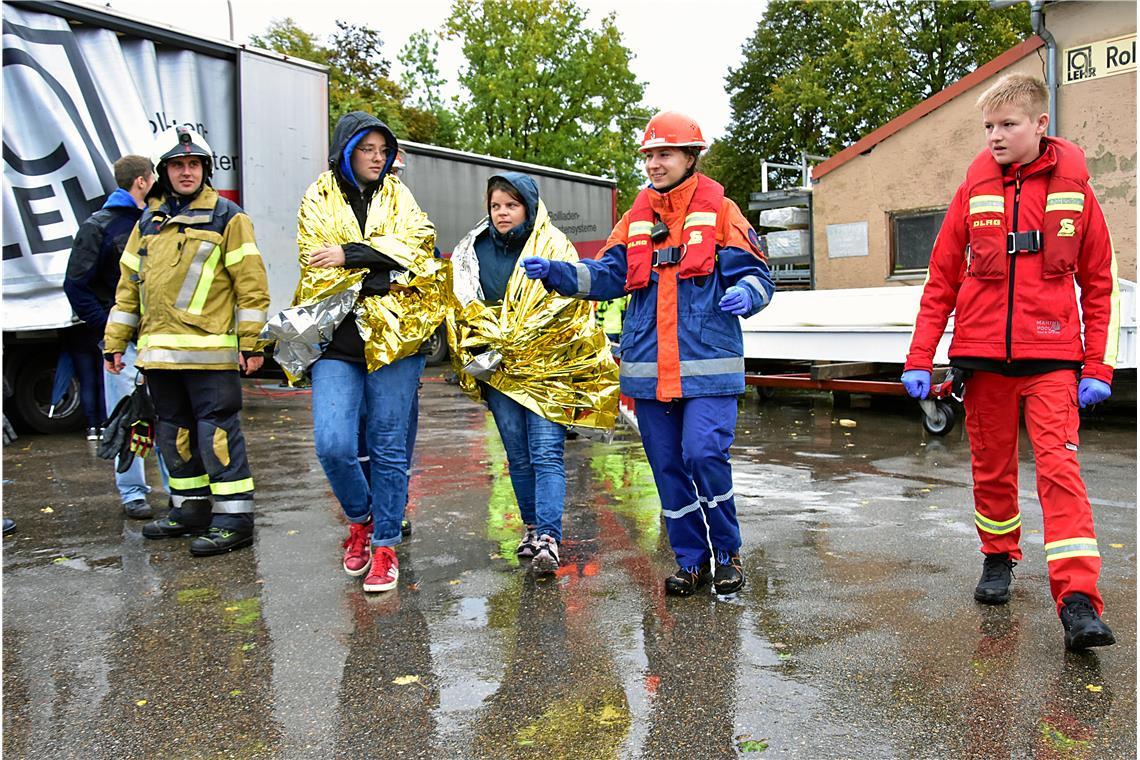 Rettungsdecken kommen zum Einsatz. Feuerwehr-Jugend-Großübung „Rescue Base Alpha...
