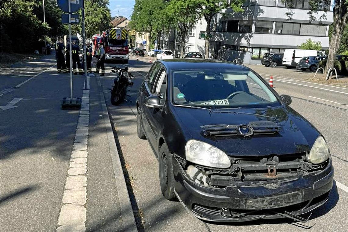 Rettungsdienst, Feuerwehr und Polizei rückten zur Unfallstelle aus und versorgten die Verletzten. Foto: 7aktuell.de/Simon Adomat