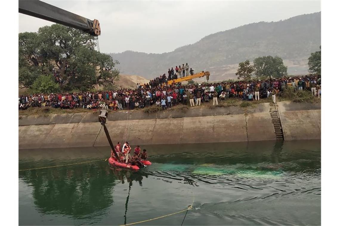 Rettungsdienste arbeiten an der Stelle eines Busunfalls im Bezirk Sidhi im zentralindischen Bundesstaat Madhya Pradesh. Dort war ein Bus in einen Kanal gestürzt. Foto: Madhya Pradesh District Public Relation Office Sidhi/AP/dpa