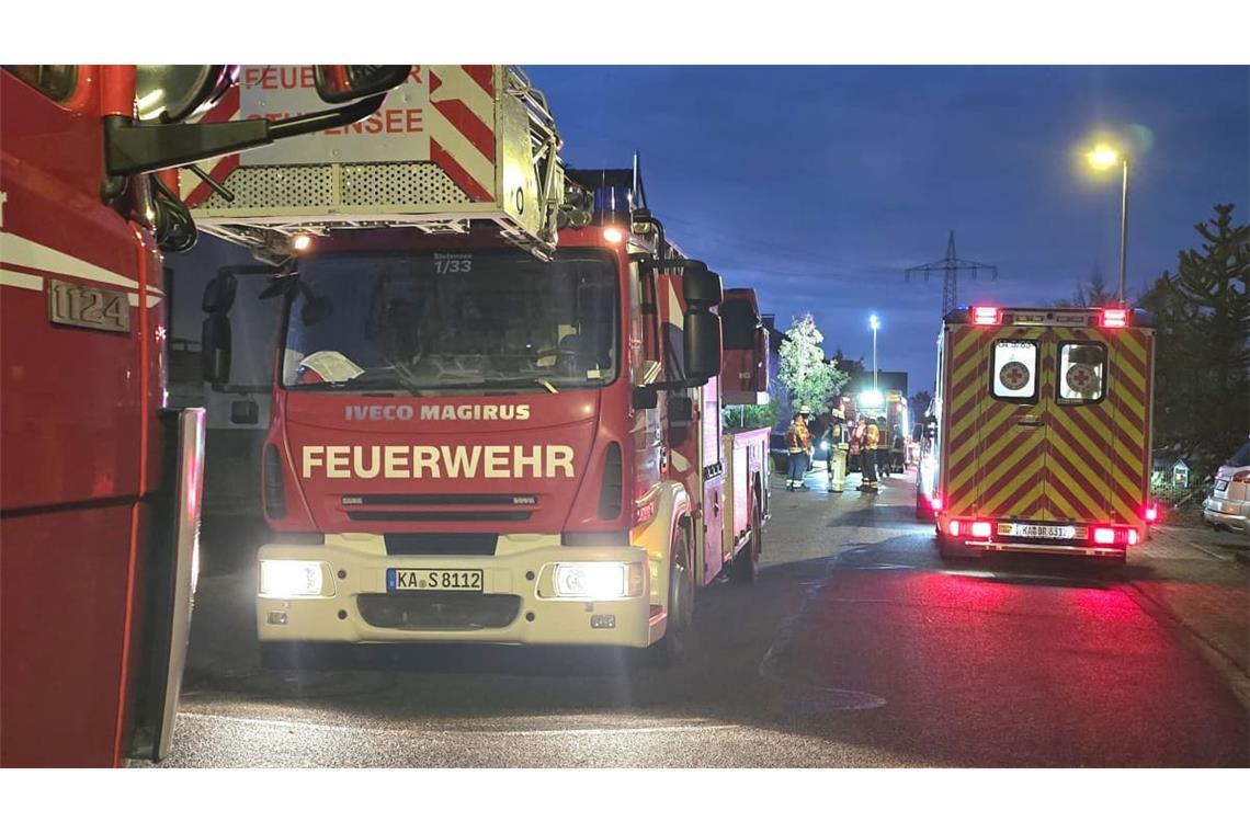 Rettungsfahrzeuge im Einsatz in  Büchig bei Stutensee.
