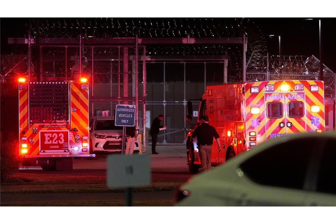 Rettungsfahrzeuge treffen in einer Hochsicherheitsanstalt in Nashville ein, nachdem die Hinrichtung von Christa Pike abgebrochen wurde. 