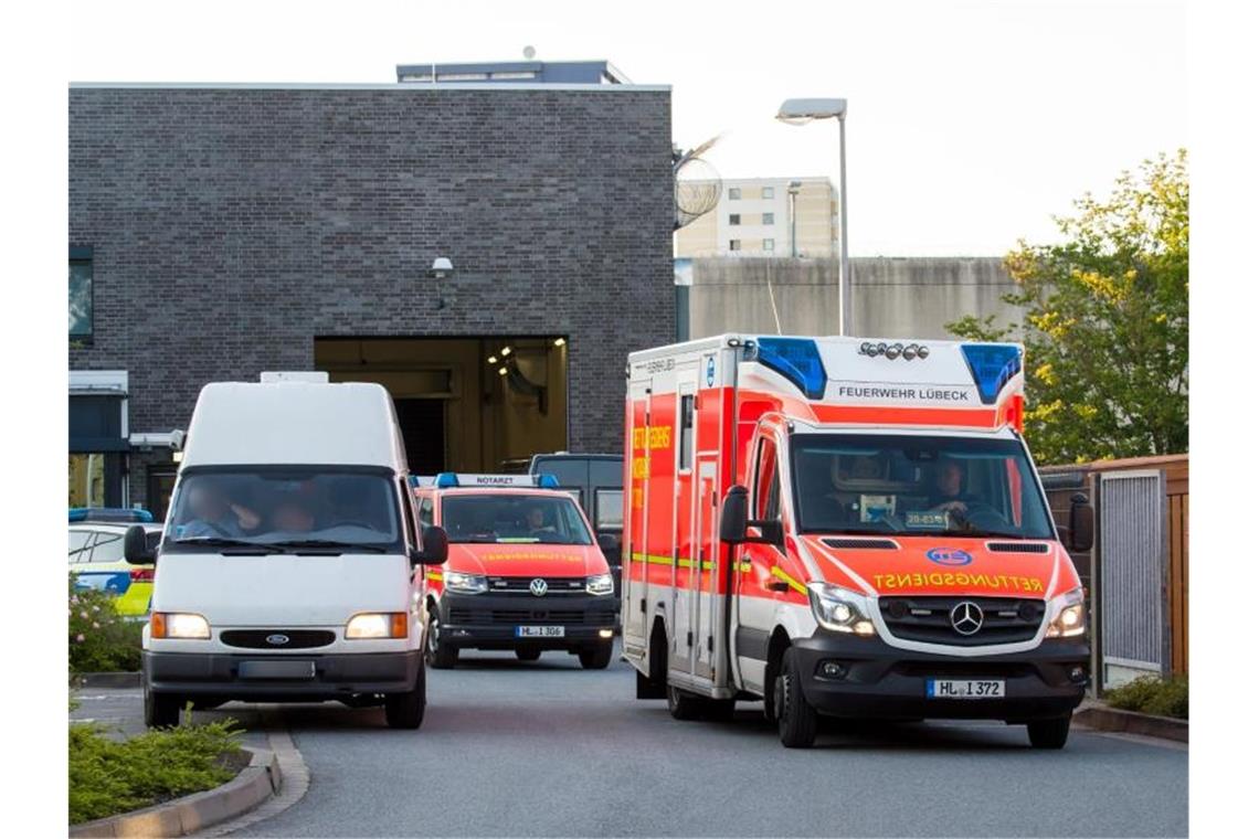 Geiselnehmer von Lübeck bedrohte Opfer mit JVA-Küchenmesser Rettungsfahrzeuge verlassen die Justizvollzugsanstalt. Die Geiselnahme ist unblutig zu Ende gegangen. Foto: Daniel Bockwoldt