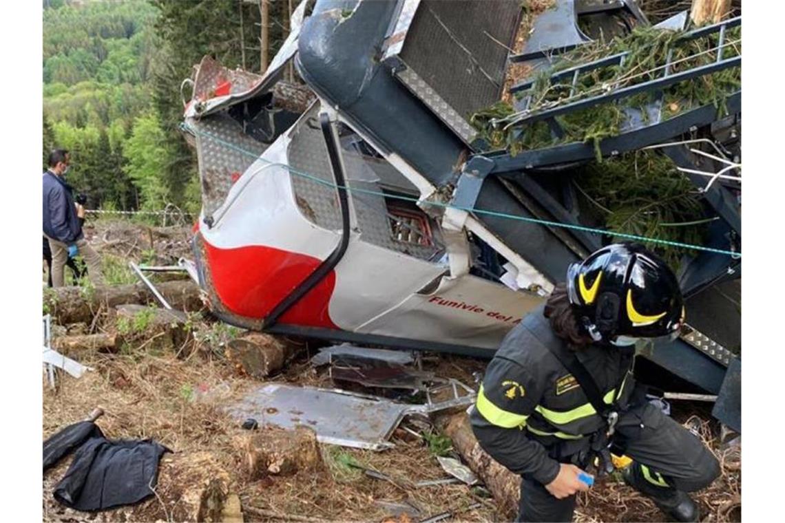 Rettungshelfer arbeiten am Wrack der Seilbahngondel am Monte Mottarone. Foto: -/Vigili del Fuoco Firefighters/AP/dpa