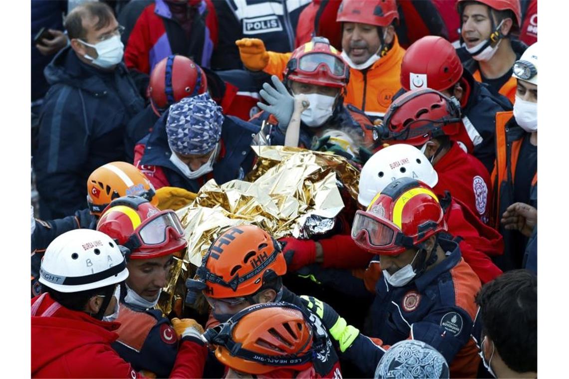Rettungshelfer tragen die gerettete Dreijährige in Izmir aus den Trümmern. Foto: -/Istanbul Fire Authority/AP/dpa