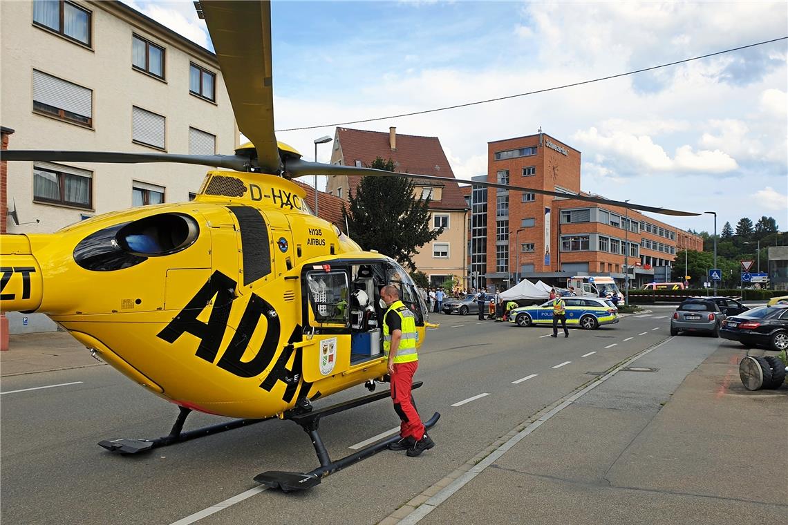 Tödlicher Verkehrsunfall in Backnang Rettungshubschrauber landet auf der Talstraße in Backnang. Foto: F. Muhl